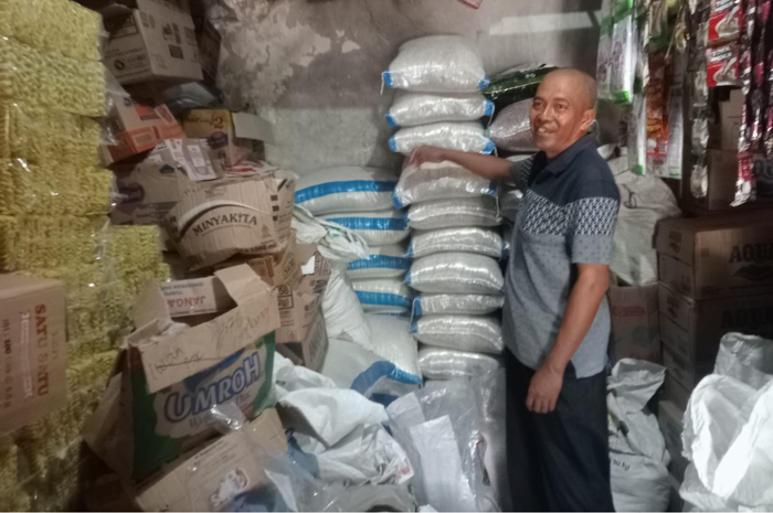 MAHAL: Iwan, 45, pedagang beras di Pasar Pon Jombang menunjukkan beras yang semakin mahal.