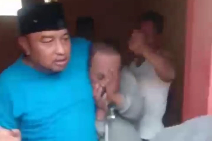 DIAMANKAN: Pencuri diamankan warga Surabaya diamankan warga usai kepergok mencuri di Kecamatan Ngoro.