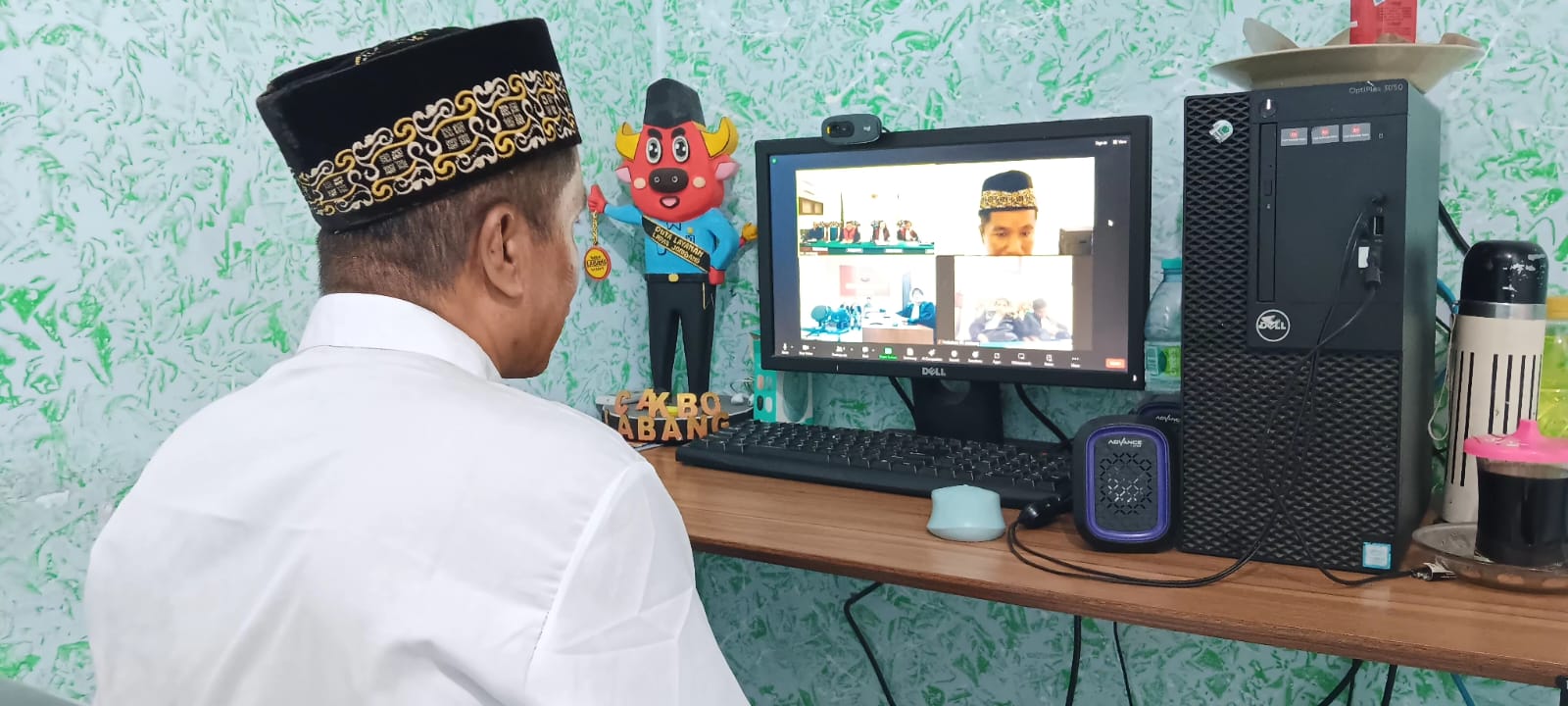 KM, guru SLB cabul asal Jombang saat menjalani sidang vonis