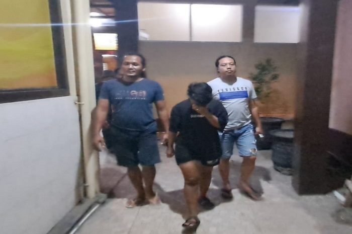 Pelaku pembunuhan pemuda Jombang (depan) sesaat setelah dibekuk polisi. Pelaku membunuh pemuda Jombang dengan seblak beracun