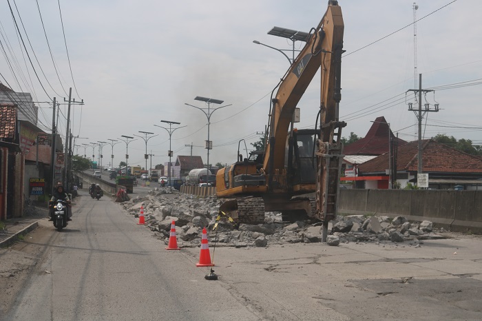 Proses pembongkaran cor jalan nasional di Peterongan Jombang
