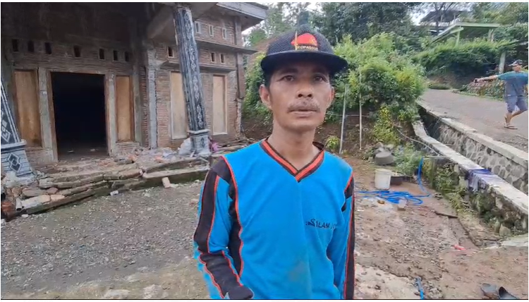 Sugito, salah satu warga yang jadi korban tanah gerak di Wonosalam, Jombang dan rumahnya rusak.
