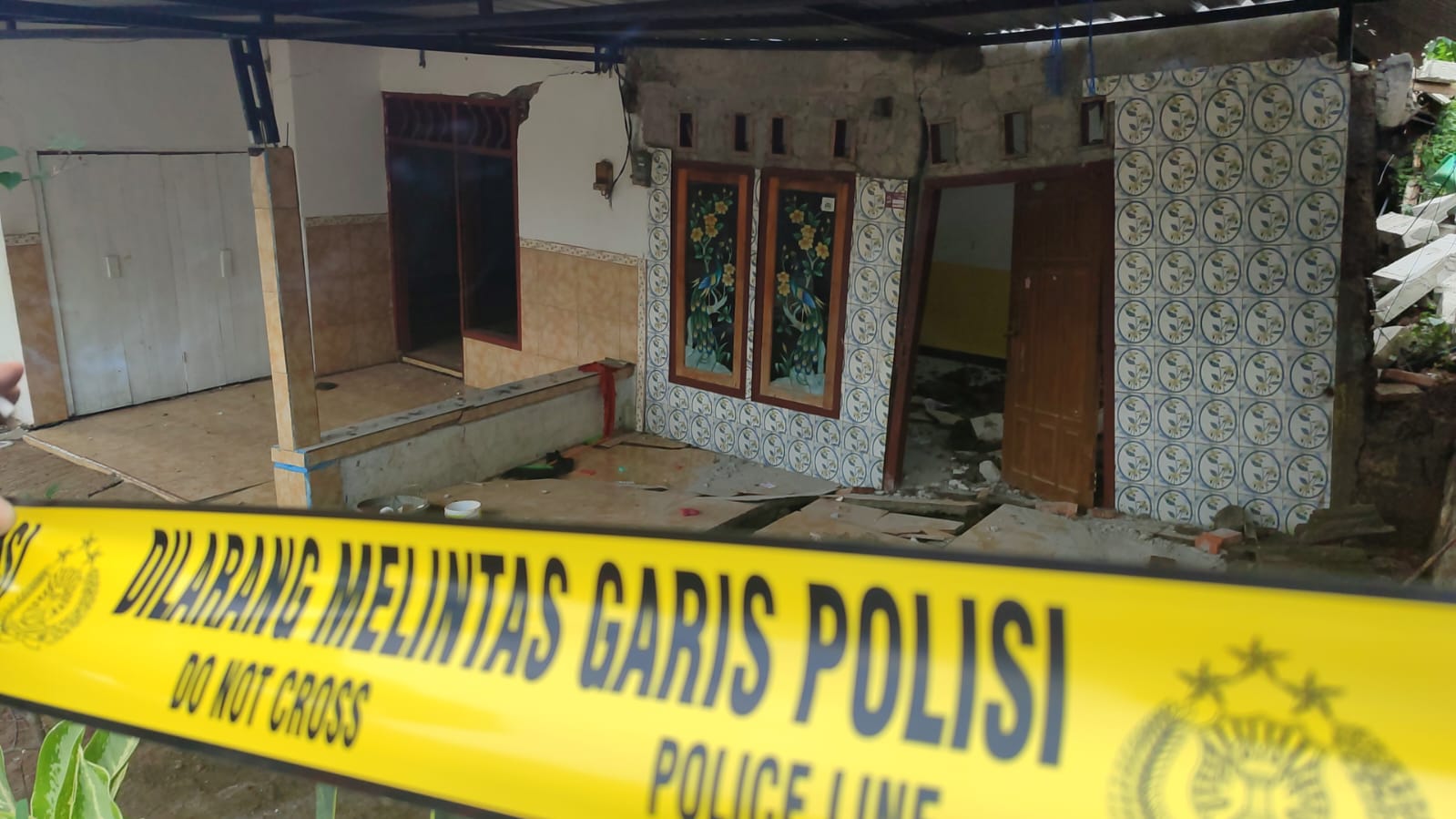 Kondisi ruah warga yang rusak gegara tanah gerak di Wonosalam, Jombang membuat warga terpaksa mengungsi
