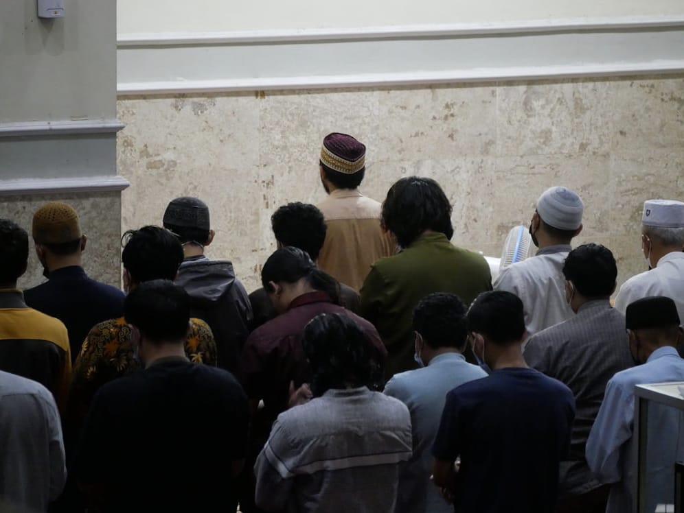 Ilustrasi salat tarawih berjamaah di bulan ramadan