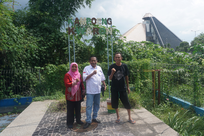 Kepala Desa Kwaron Wiji Santoso (tengah) didampingi Kepala Dusun Seblak Niswatiningsih dan Ketua Pemeliharaan Perawatan Sakimin, saat berada di lokasi IPAL Komunal Sebla