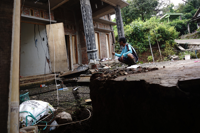 Kondisi rumah SUgito yag rusak gegara tanah gerak di wonosalam, Jombang.