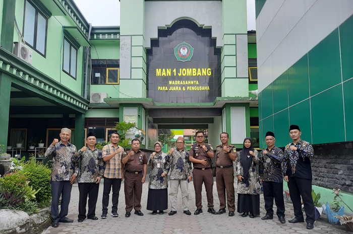 Kepala MAN 1 Jombang Erma Rahmawati dan komite bersama jajaran APH.