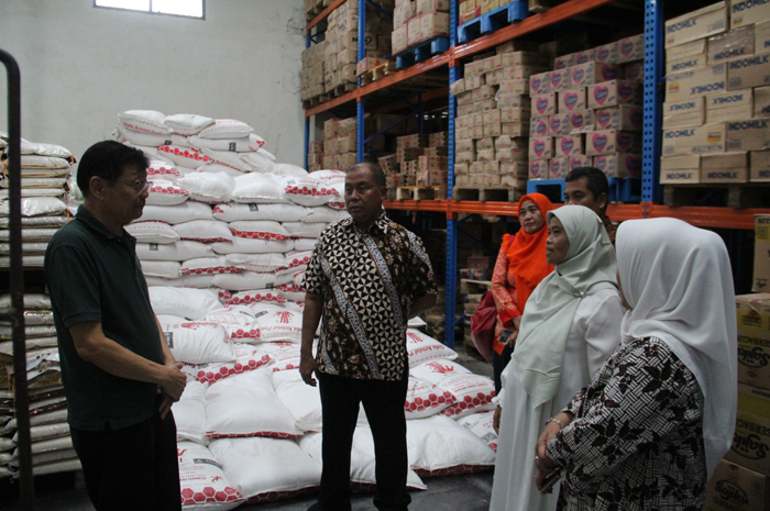 Pj Bupati Jombang saat melakukan sidak pangan dan bahan pokok ke salah satu gudang ritel di Jombang (8/3)