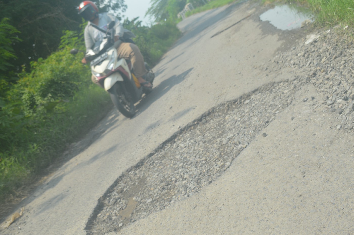 Jalan kabupaten di Desa Gedangan, Sumobito, Jombang yang rusak