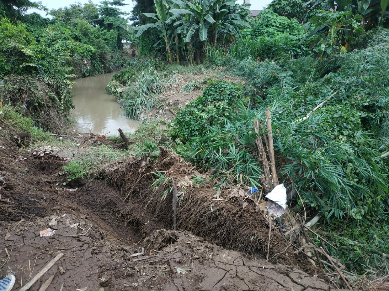 Tanggul sungai Catak Banteng di Dusun Kebondalem, Desa Kademangan yang kembali ambrol (8/3)