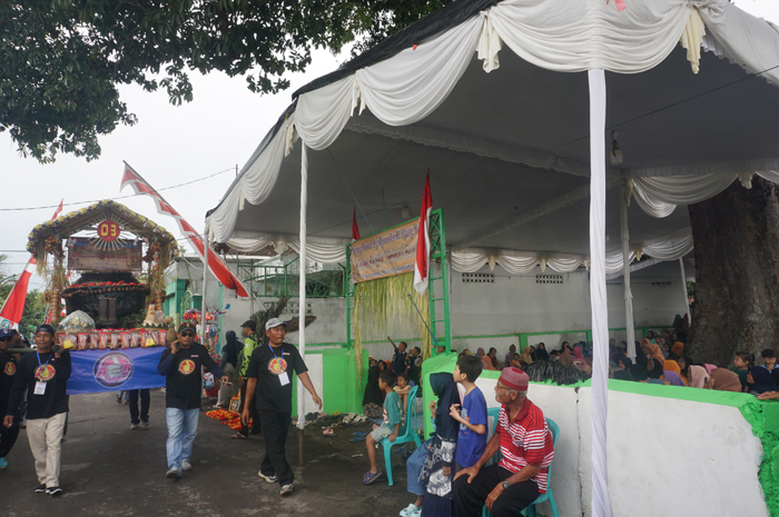 KEARIFAN LOKAL: Kepala Desa Pandanwangi Asan membaur bersama masyarakat saat acara sedekah bumi di Punden Ki Ageng Butuh.