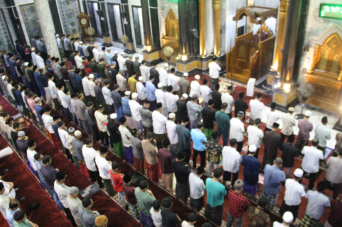 PADAT: Suasana salat tarawih hari pertama di Masjid Agung Baitul Mukminin Jombang terpantau padat, Senin (11/3) malam.