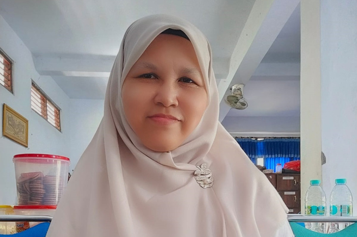 Isna Kamalia SPd, Guru Geografi MAN 1 Jombang.