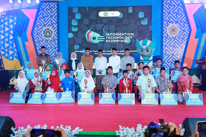 Jajaran MPPDU didampingi Kepala SMK Telekomunikasi Darul Ulum Jombang, Nur Laila SPd bersama seluruh juara.