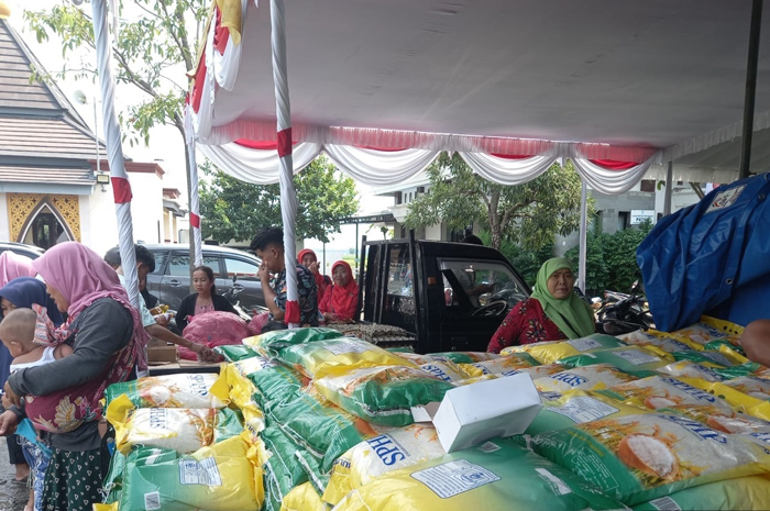 Kegiatan penyediaan paket sembako murah dan operasi pasar di Kecamatan Bandarkedungmulyo yang dilakukan Disdagrin Jombang.