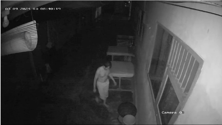 Pelaku pembobolan SDN Denanyar 1 saat sedang beraksi dan terekam kamera CCTV sekolah