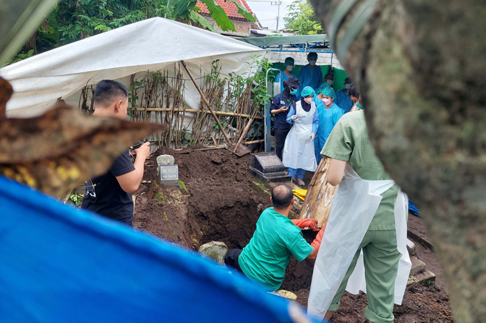 Petugas dari Biddokkes Polda Jatim saat melakuakn ekshumasi alias pembongkaran makam Abdul Aziz, pemuda Jombang yang jadi korban pembunuhan di Lamongan