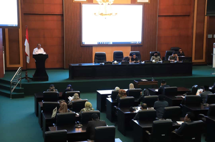 Pj Bupati Jombang saat menyampaikan pemandangan umum terkait 4 raperta inisiatif di paripurna di Gedung DPRD Jombang