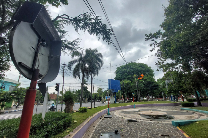 Lampu karakter di Taman Kebonrojo Jombang yang dibiarkan rusak dan kini hanya jadi pajangan.