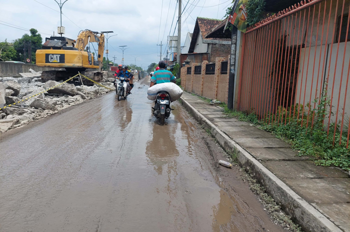 Kondisi jalan cor darurat di pinggir cor beton jalan nasional Jombang yang dibongkar juga sama licinnya.