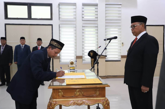 Guru SD PNS yang dilantik saat menandatangani berita acara pelantikan di ruang Swagata Pendopo Kabupaten Jombang, Rabu (13/3).