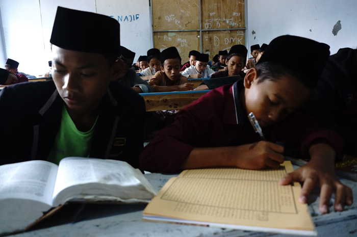 Sanri di Pondok Pesantren di Ngoro Jombang sedang ngaji kitab kuning di bulan ramadan.