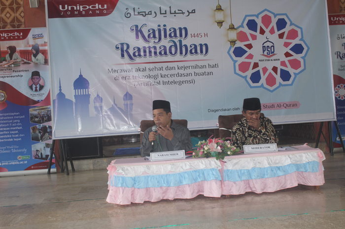 Wakil Rektor Unipdu Bidang Akademik dan Kemahasiswaan, Dr Mujianto Solichin, saat menyampaikan materi pada kajian Ramadan di Islamic Center, Kamis (14/3).  &nbsp;