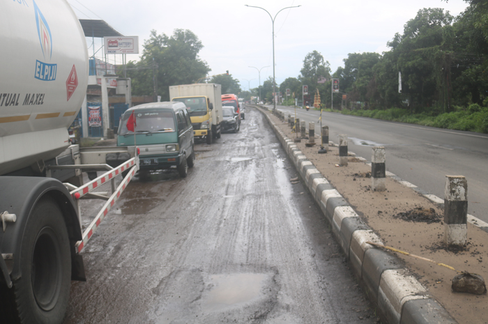 Kondisi llu lintas di dekat proyek pembongkaran cor jalan nasional yang selalu macet di jam padat