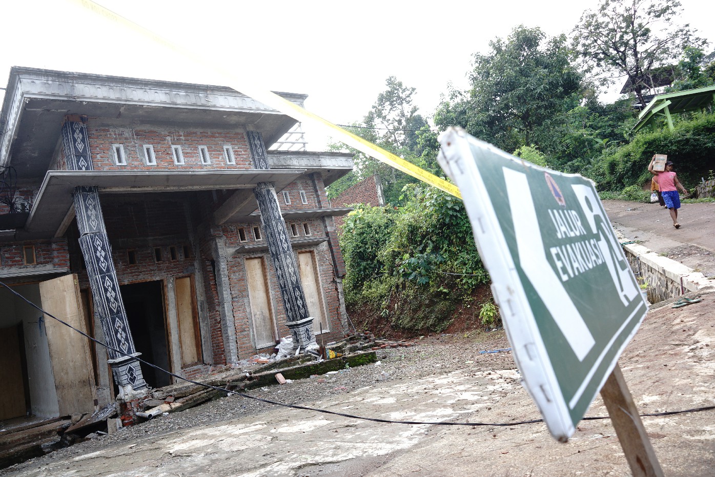 Kondisi rumah salah satu warga Dusun Jumok, Desa Sambirejo, Kecamatan Wonosalam Jombang yang terdampak bencana tanah gerak