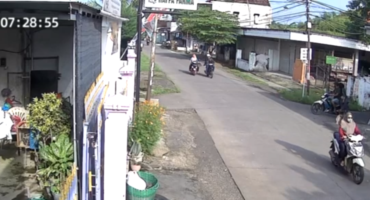 Aksi jambret yang terekam kamera CCTV di Ploso, Jombang