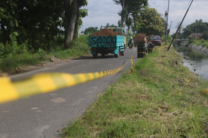 Bahu jalan kabupaten penhubung Jombang - gudo yang ambles dan ditandai pita dan drum bekas