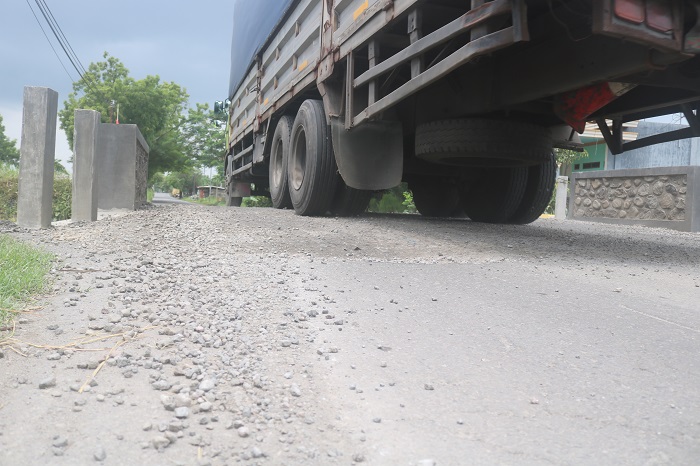 Jembatan di Jalur Alternatif Jombang kediri yang masih setengah jadi kini sudah dibuka dan kembali dilintasi kendaraan
