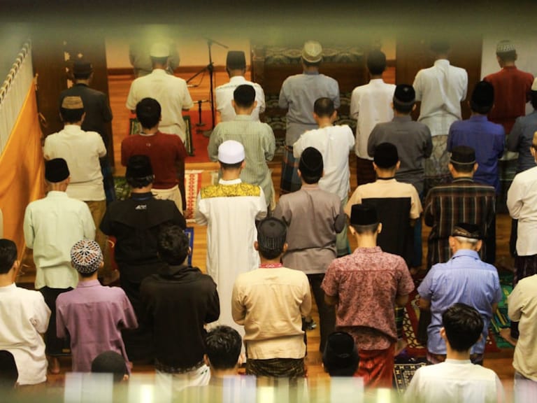 Ilustrasi salat tarawih malam ke-8