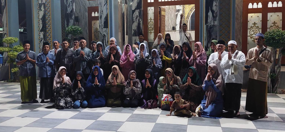 Keluarga besar SMPN 5 Jombang usai mengikuti salat tarawih di Masjid Pendidikan, Minggu (17/3).