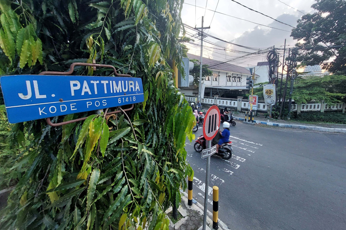 Papan jalan menunjukkan Jl Pattimura masih terpasang meski nama jalan ini sudah diubah menjadi Jl Bupati R Soedirman sejak 2019 lalu.