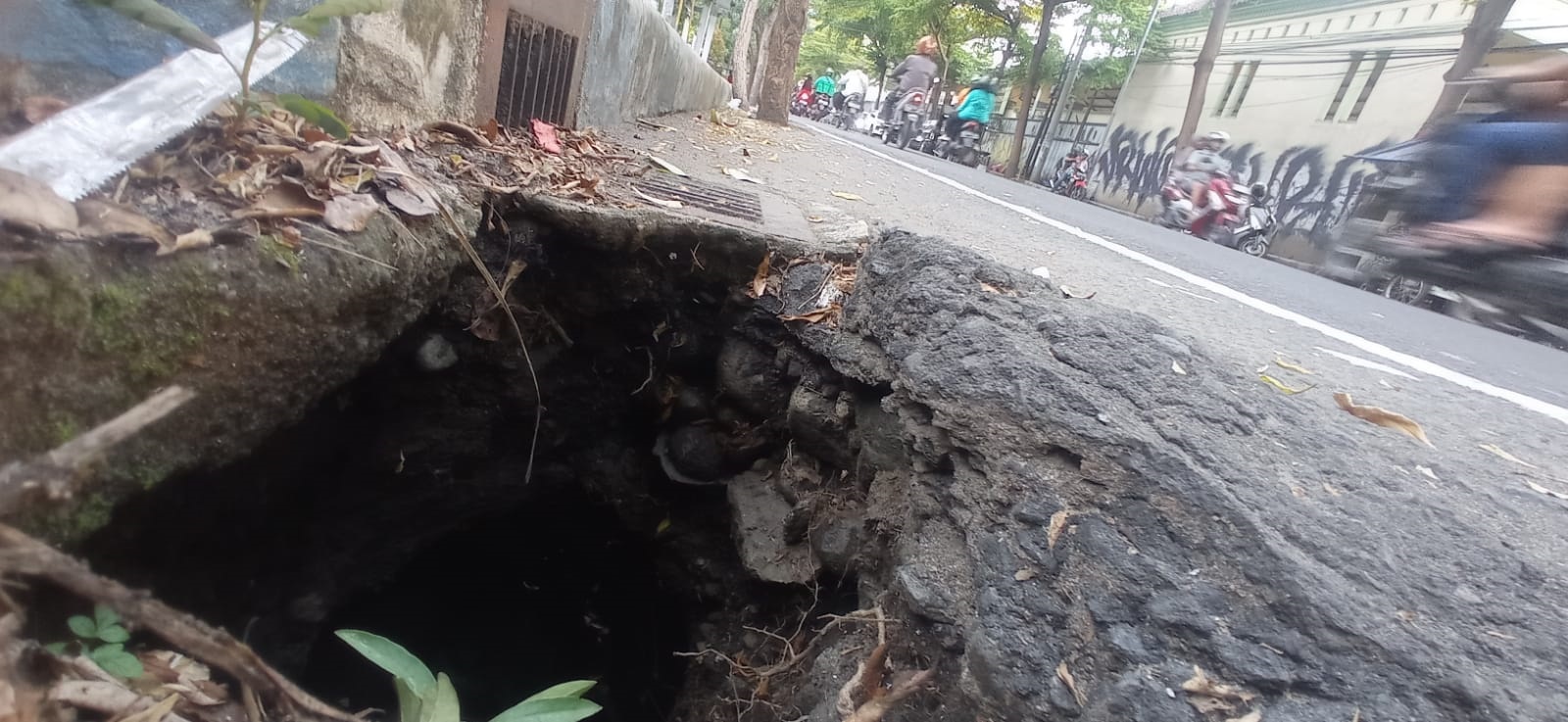 lubang di bahu Jl Bupati R Soedirman Jombang ini bolong dan siap menjebak pengendara
