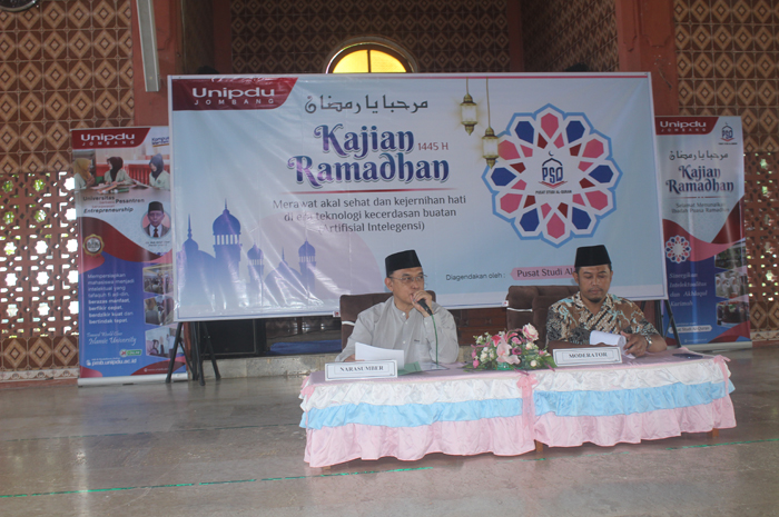 : Rektor Unipdu, Dr dr HM Zulfikar As&rsquo;ad MMR, saat menyampaikan pentingnya bersyukur untuk menjaga kesehatan mental pada kajian Ramadan di Islamic Center, Minggu (17/3).