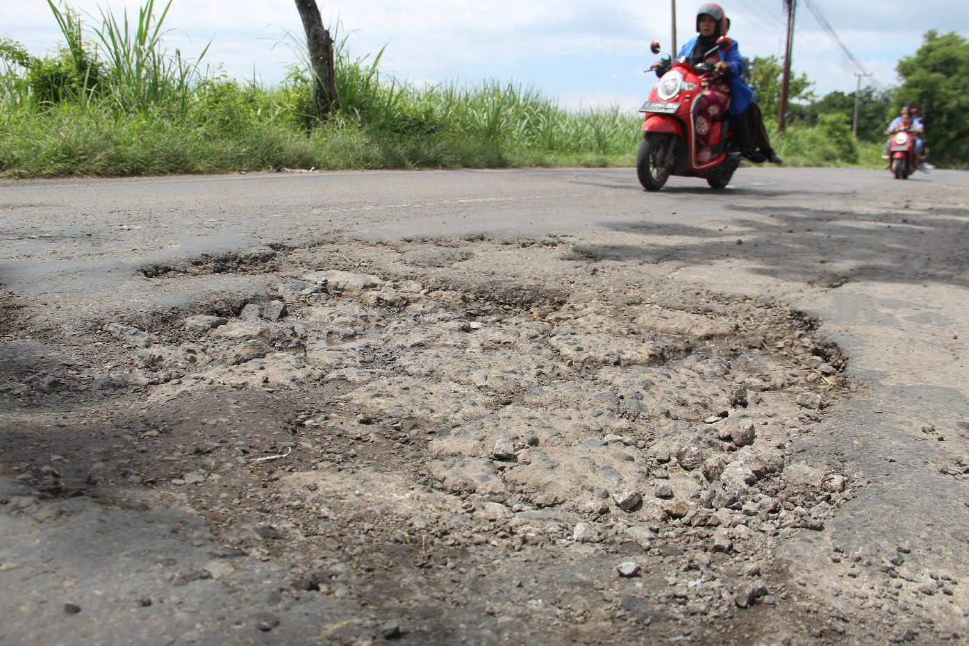 Kondisi jalan kabupaten di Jogoroto Jombag yang penuh lubang dan merata. Kondisi itu dikeluhkan warga
