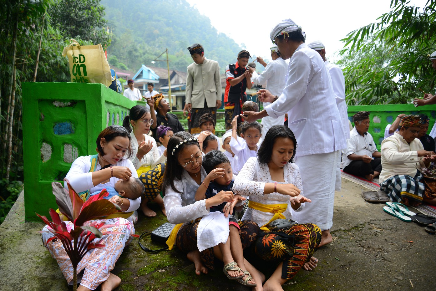 Umat hindu dari berbagai desa di Kecamatan Wonosalam mengikuti tradisi melasti menyambut Nyepi beberapa waktu lalu