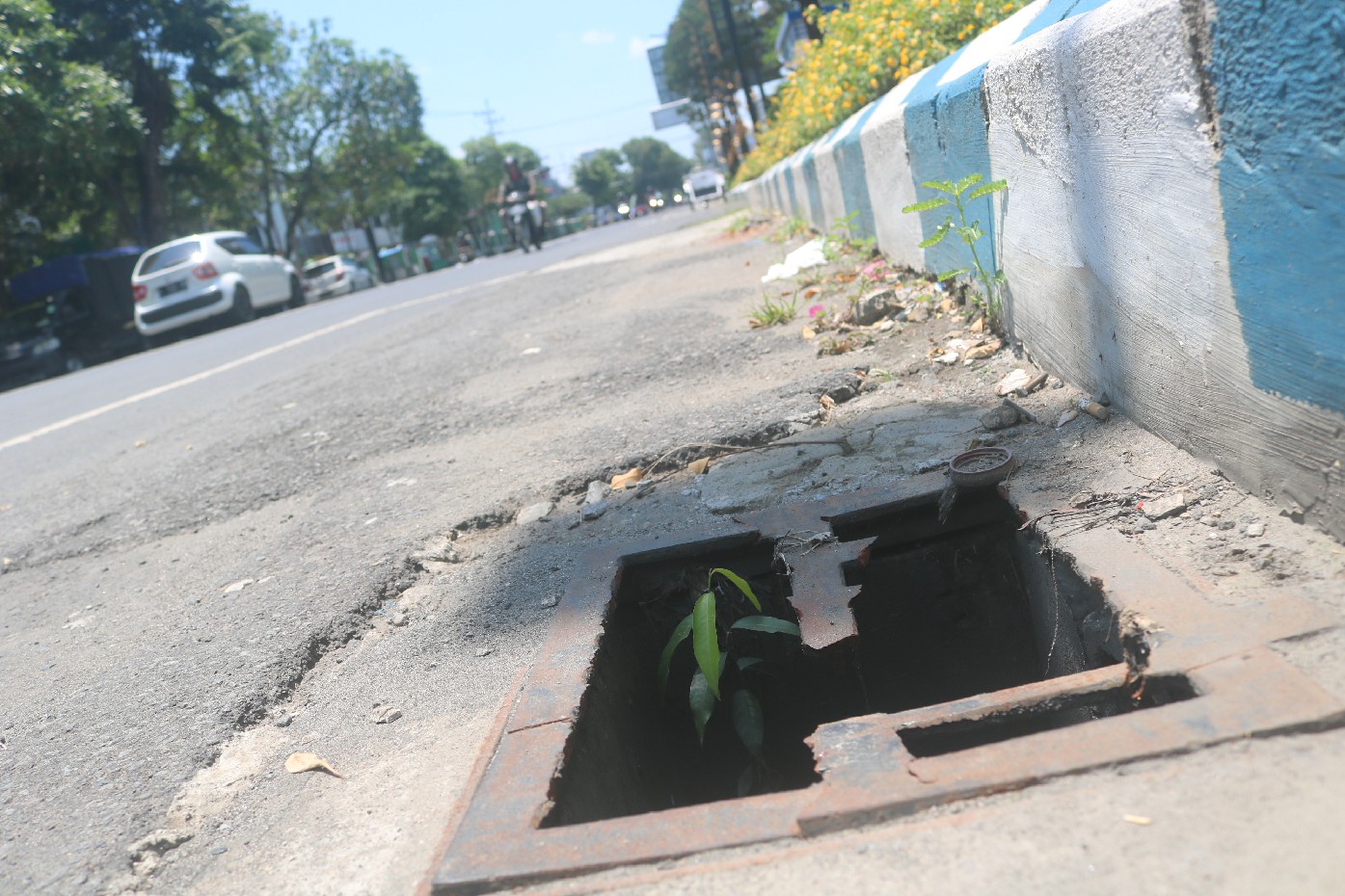 Kondisi penutup drainase Trotoar Jl Gus Dur Jombang yang kondisinya rusak dan bolong