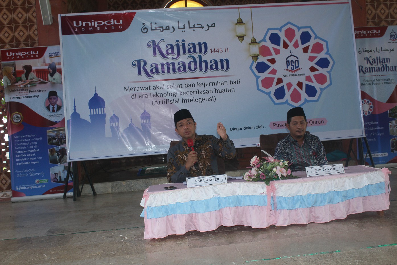 Wakil Rektor Unipdu Bidang Kerjasama, KH Zahrul Azhar MKes (Gus Hans), saat menyampaikan materi pada kajian Ramadan di Islamic Center Unipdu, Selasa (19/3).