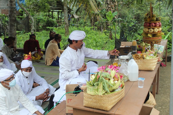 Umat hidu di WOnosalam Jombang sedang melakukan upacara keagamaan. berkembangnya agama hindu di Wonosalam Jombang tak lepas dari sosok guru SD dan tiga rekannya