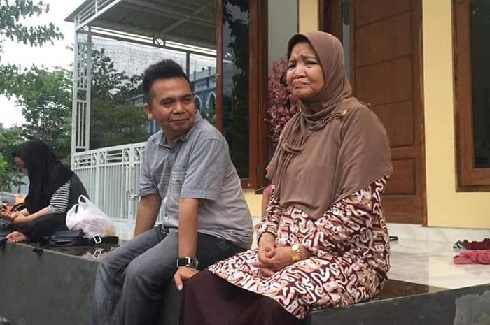 HM Syarif Hidayatullah ST MMT (Gus Sentot) bersama almarhumah ibunda, Hj Umu Aiman Rifai binti KH Mahrus Ali.