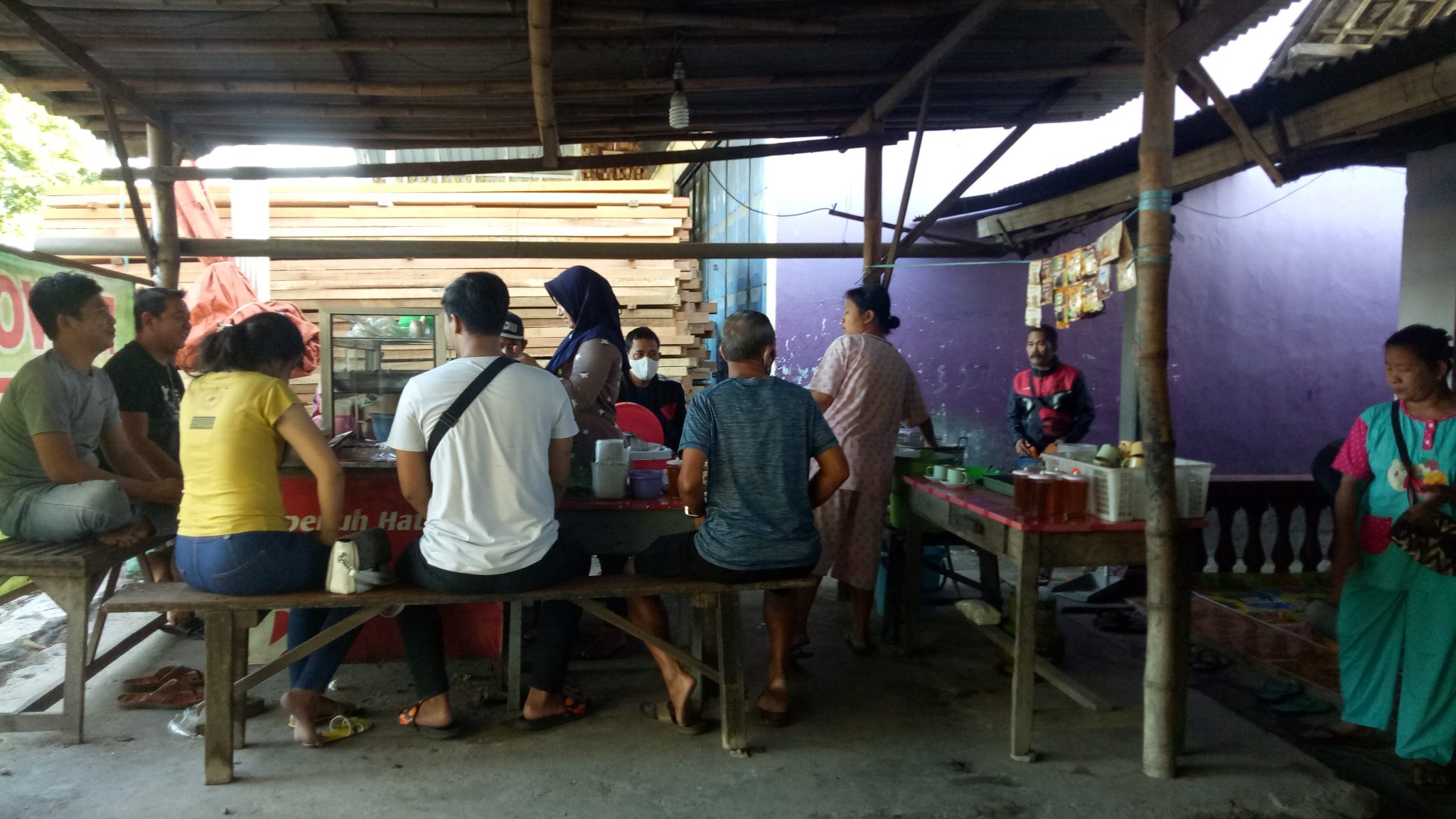 Warung rawon kates di Desa Tambakrejo, kecamatan Jombang ini bisa jadi pilihan menu sahur anda