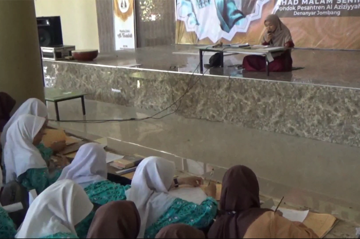 Sejumlah santri Pondok Pesantren di Denanyar Jombang ngabuburit sambil ngaji kitab kuning dengan bahasa inggris