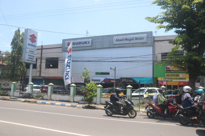 Beberapa vendor otomotif yang diduga melakukan kerjasama ilegal di Ruko Simpang Tiga Jombang dipanggil Kejari Jombang, tapi mangkir