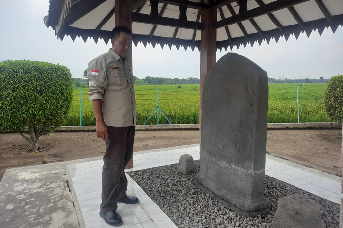 Achmad Kusaeri Kepala Desa Tengaran saat berada di lokasi Prasasti Tengaran, prasasti Kuno peninggalan Mpu Sindok