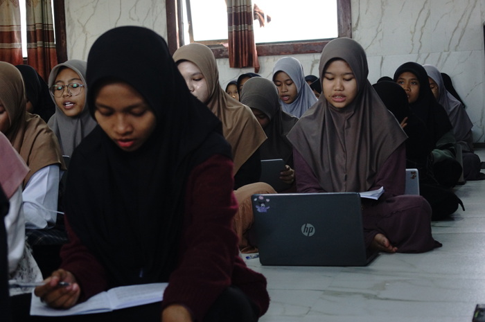 Santri di Ponpes Al Aqobah, Desa Kwaron, Kecamatan Diwek ngaji kitab salaf  dengan metode bilingual.