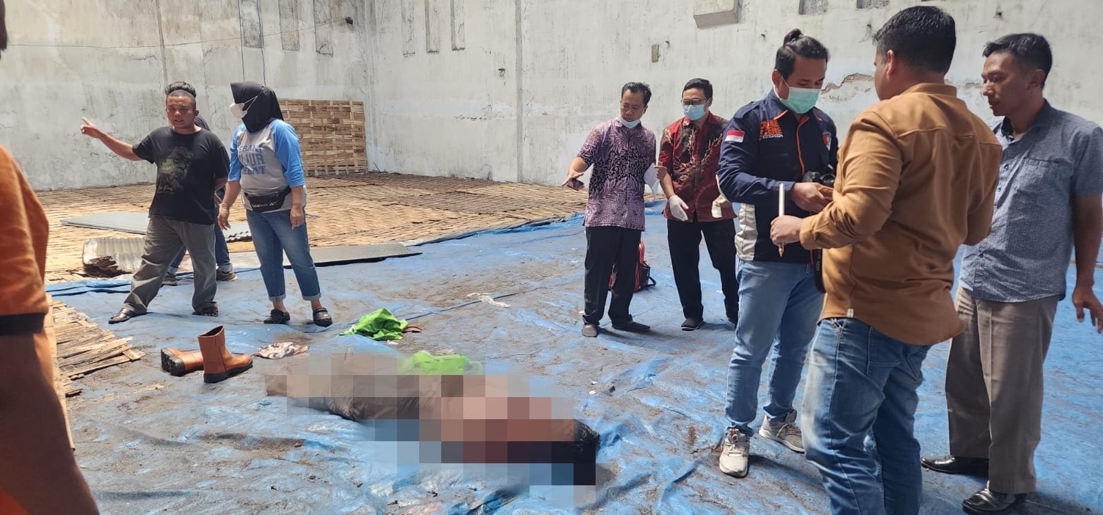 Petugas saat melakukan olah kejadian perkara di lokasi pekerja bangunan tewas terjatuh di PG Tjoekir Jombang