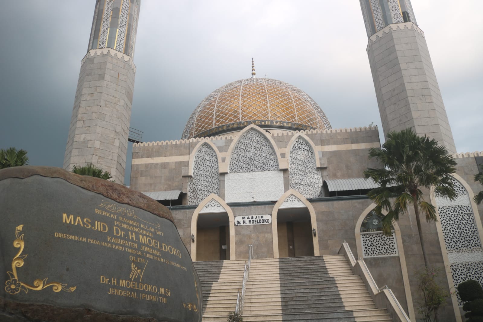 Masjid Dr H Moeldoko menyediakan takjil gratis dan pengajian jelang buka puasa sepanjang bulan ramadan